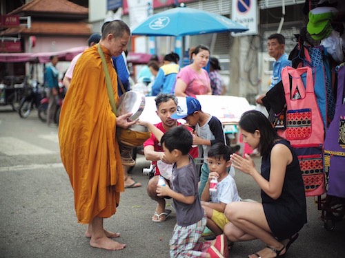 ทำบุญใส่บาตร